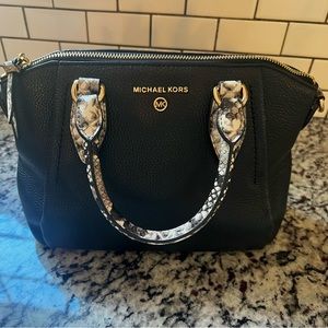 Sienna Leather Medium Messenger Bag